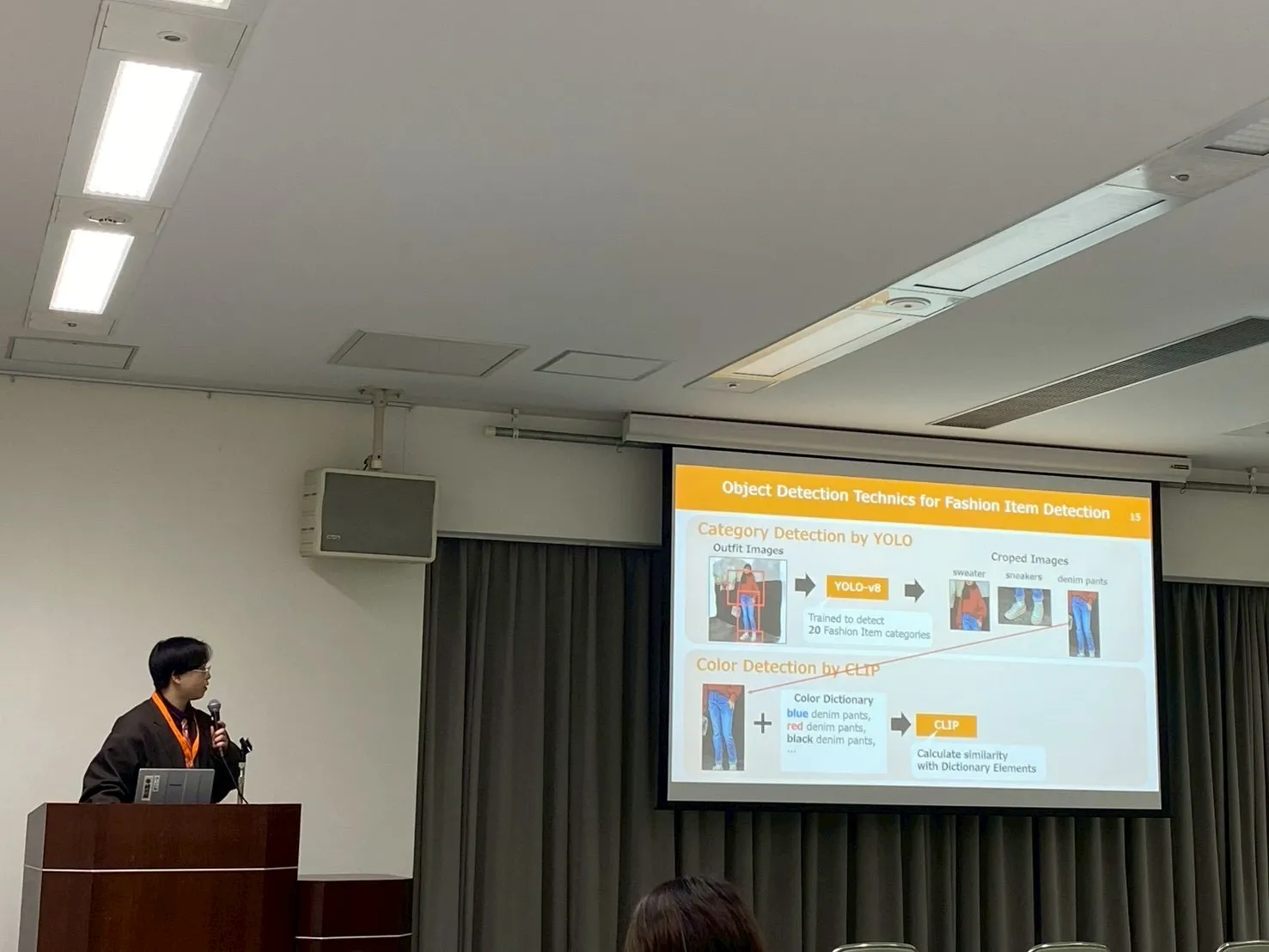 発表中の大江。chairmanとの英会話で会場を沸かせました。 写真