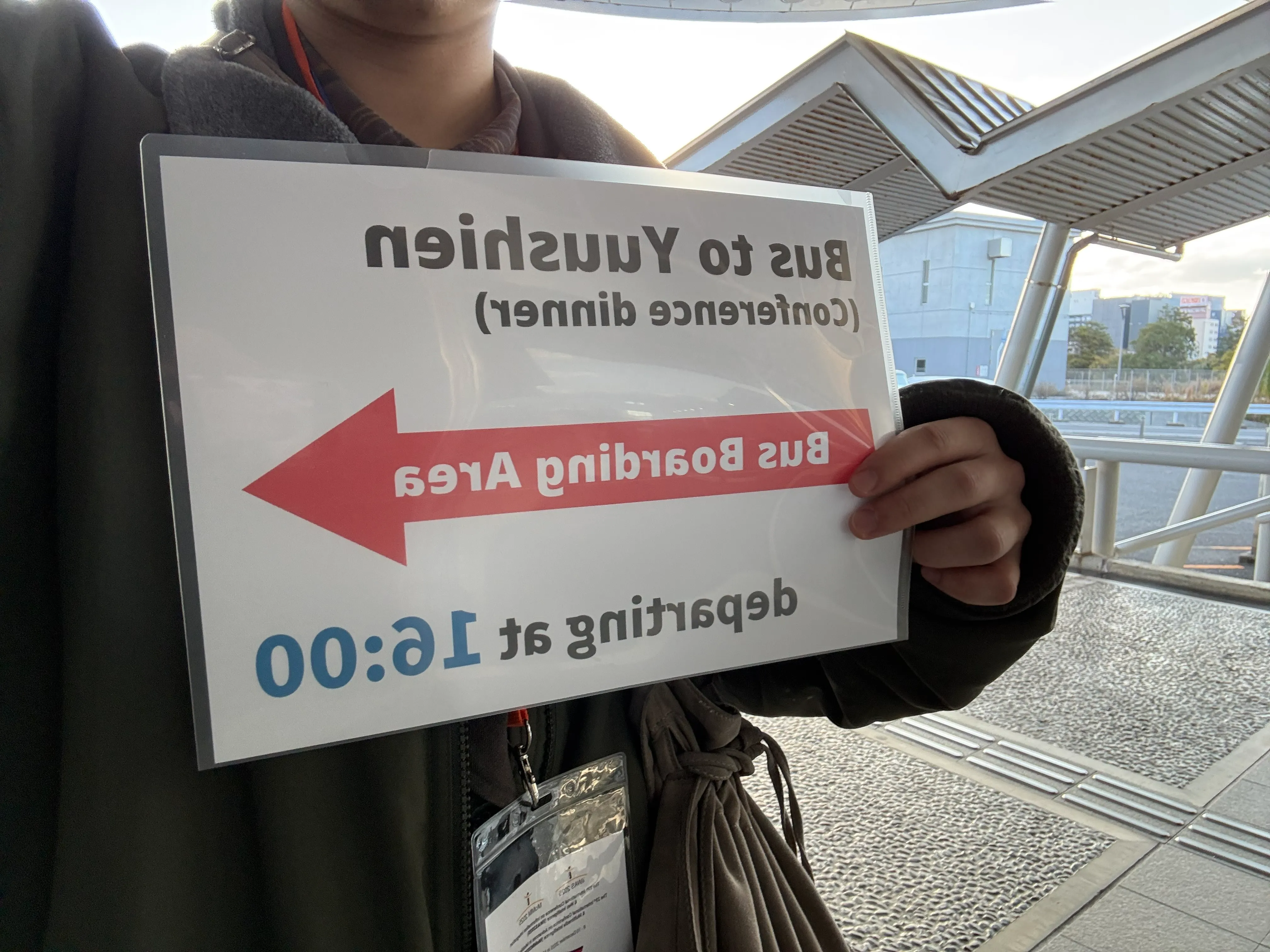 バス案内中の大江の画。 写真