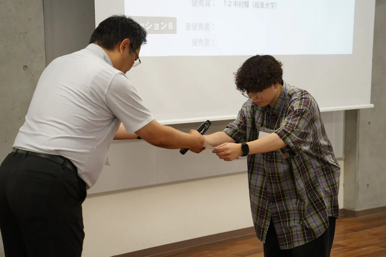 表彰状を受け取る大江 写真